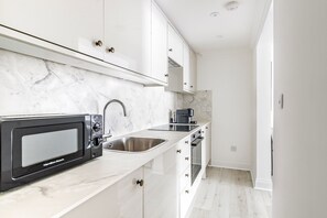 Refrigerador, microondas, horno, utensilios de cocina