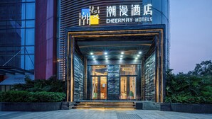Exterior de Cheermay Hotels con fachada moderna, amplios ventanales de vidrio y una entrada bien iluminada.