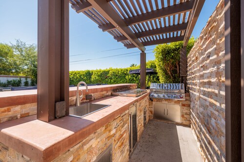 Stunning Backyard, Pool &amp; HotTub, Gameroom, BBQ