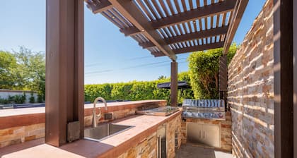 Stunning Backyard, Pool & HotTub, Gameroom, BBQ