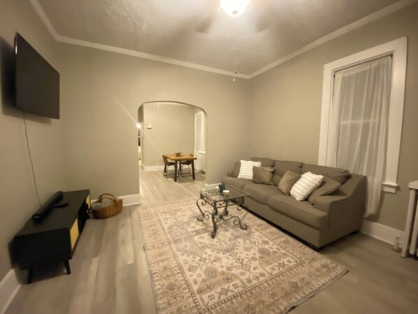 Televisión y chimenea