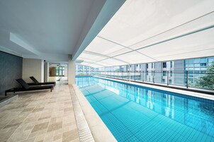 Una piscina cubierta