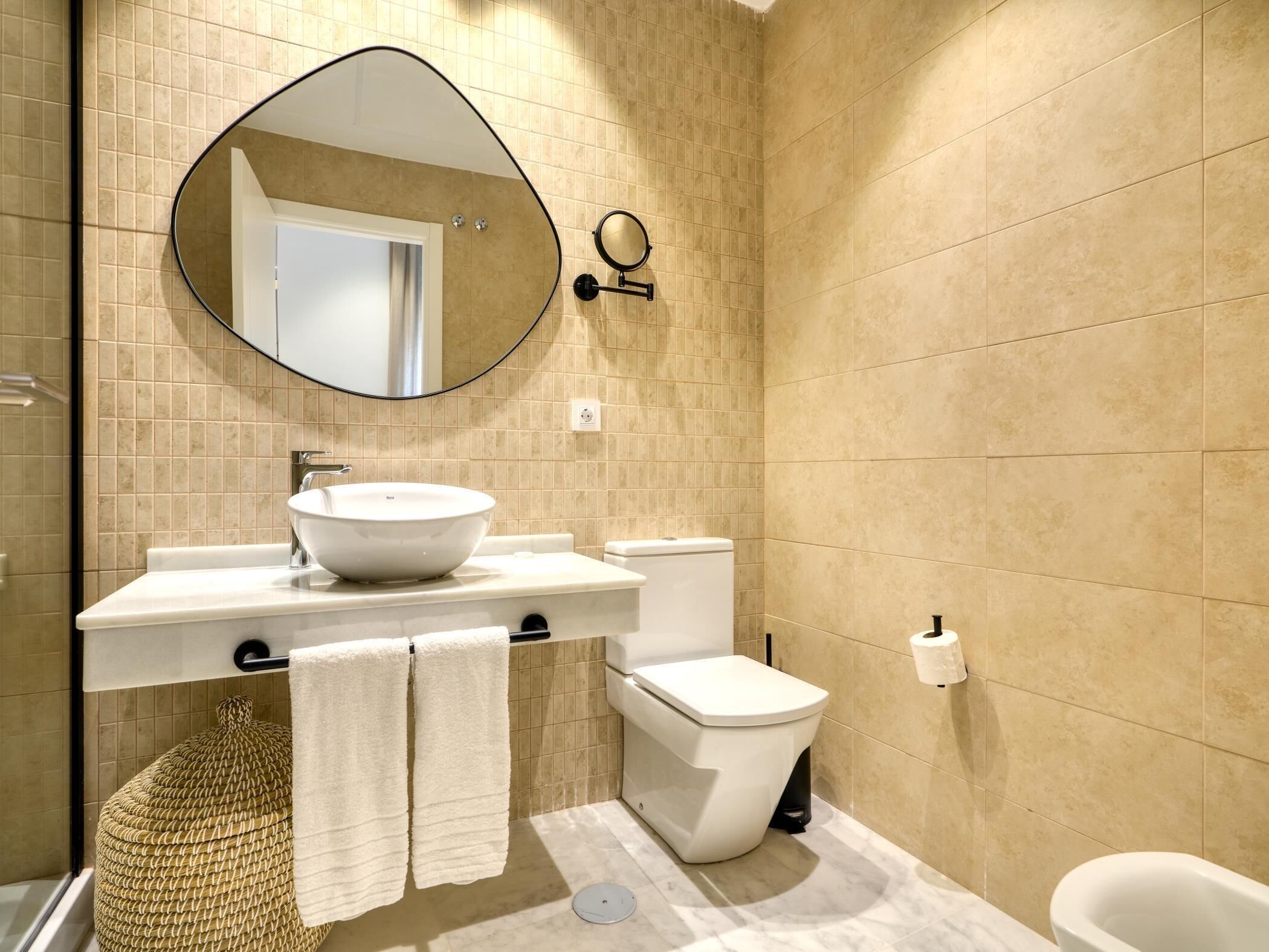 Secador de pelo, toallas, jabón y papel higiénico