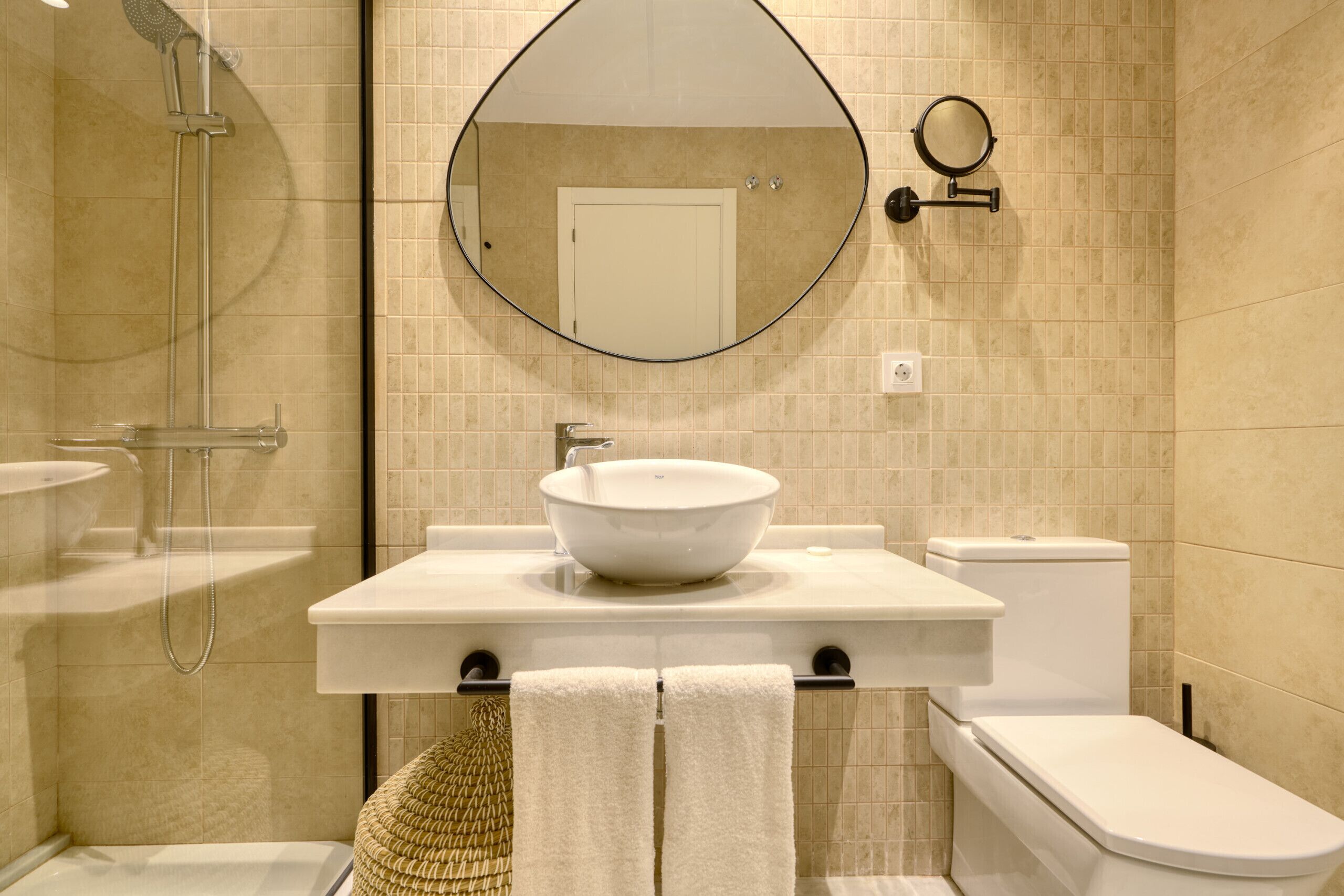 Douche, sèche-cheveux, serviettes fournies, savon