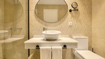 Douche, sèche-cheveux, serviettes fournies, savon