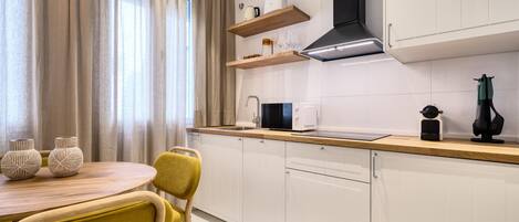 Réfrigérateur, micro-ondes, lave-vaisselle, cafetière/bouilloire