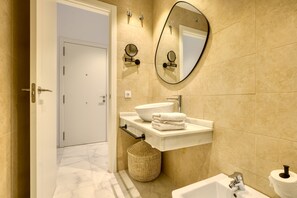 淋浴设施、吹风机、毛巾、肥皂