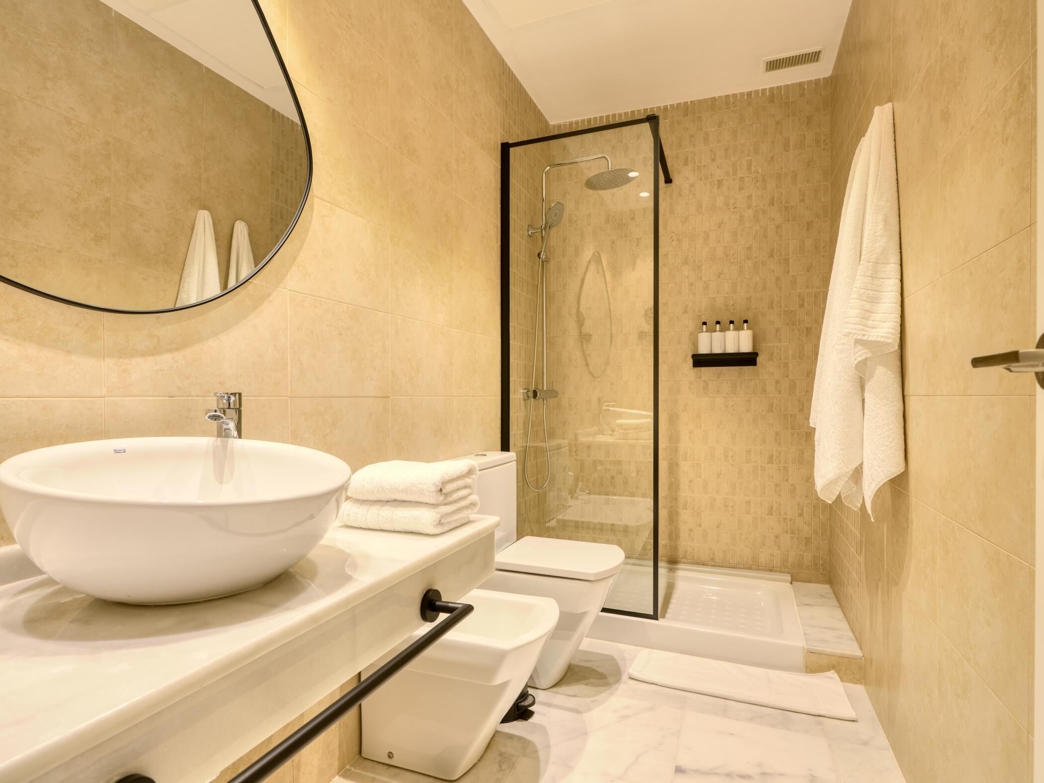 Een haardroger, handdoeken