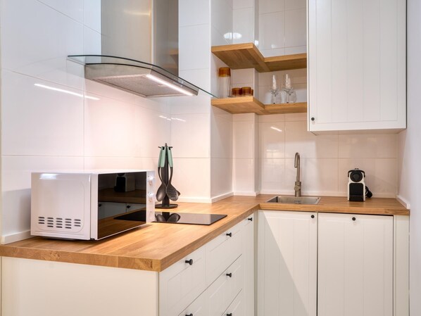 Fridge, microwave, dishwasher, coffee/tea maker