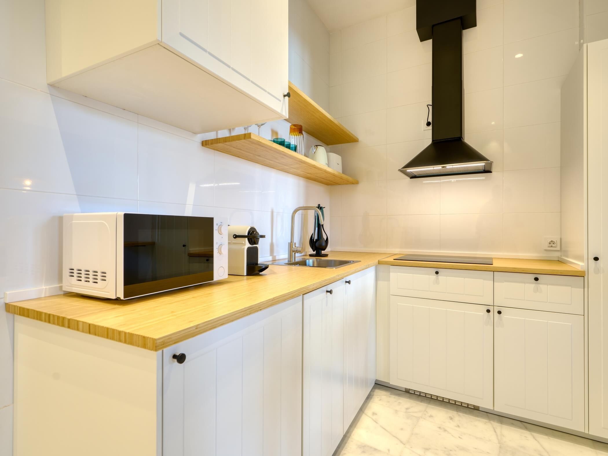 Réfrigérateur, micro-ondes, lave-vaisselle, cafetière/bouilloire