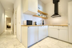 Réfrigérateur, four à micro-ondes, lave-vaisselle, cafetière-théière