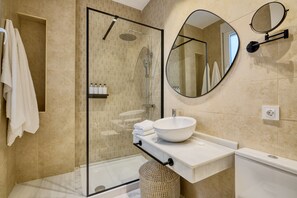 Regadera, secadora de cabello, toallas, jabón 