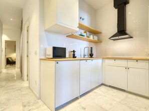 Fridge, microwave, dishwasher, coffee/tea maker