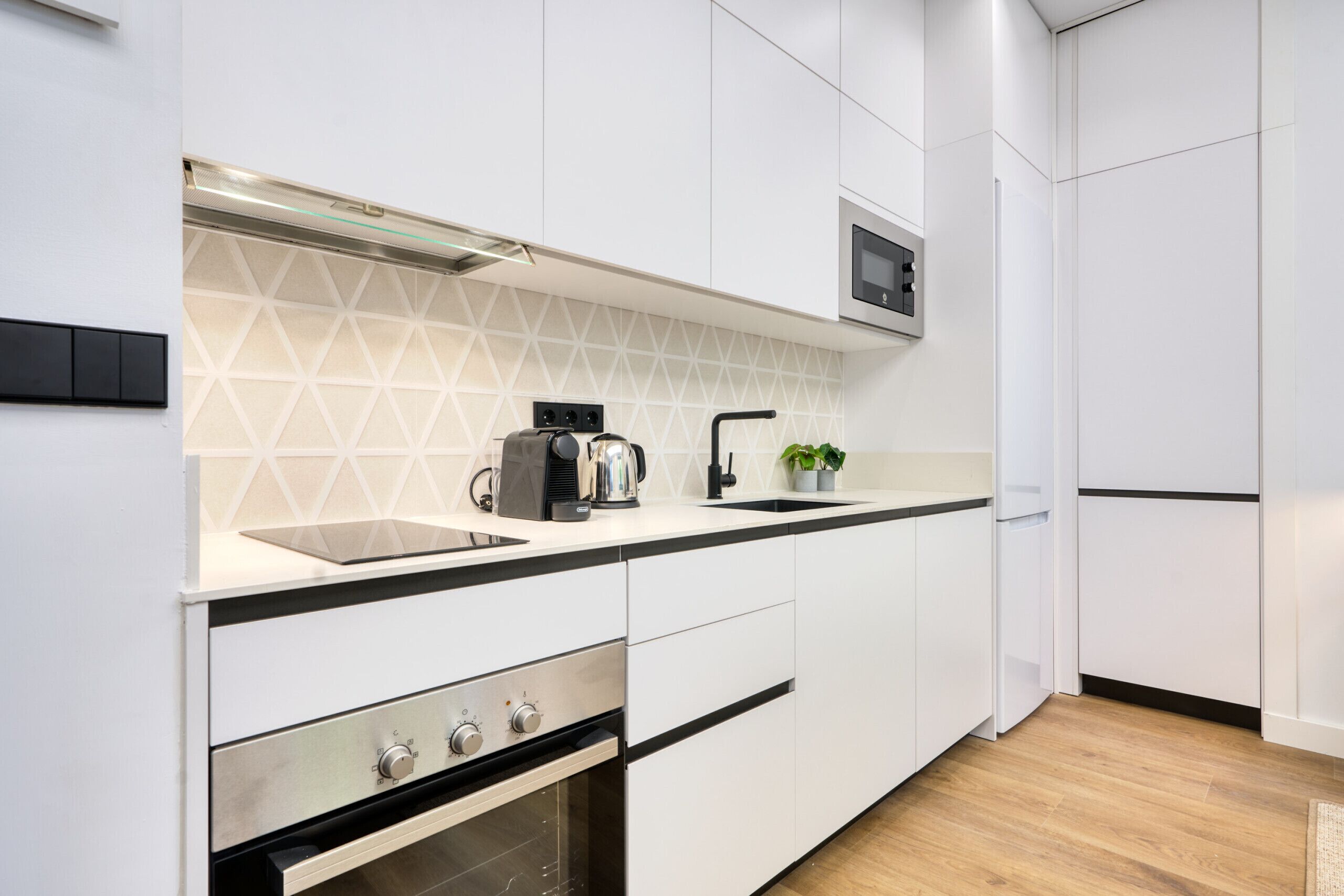 Een koelkast, een magnetron, een oven, een kookplaat