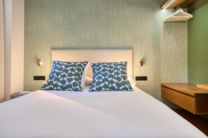 1 habitación, tabla de planchar con plancha y cuna de viaje 