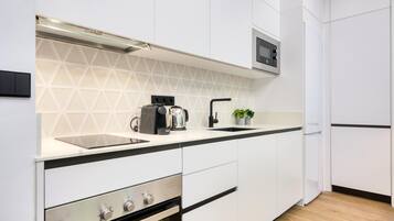 Een koelkast, een microgolfoven, een oven, een vaatwasser