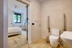 Regadera, secadora de cabello, toallas 