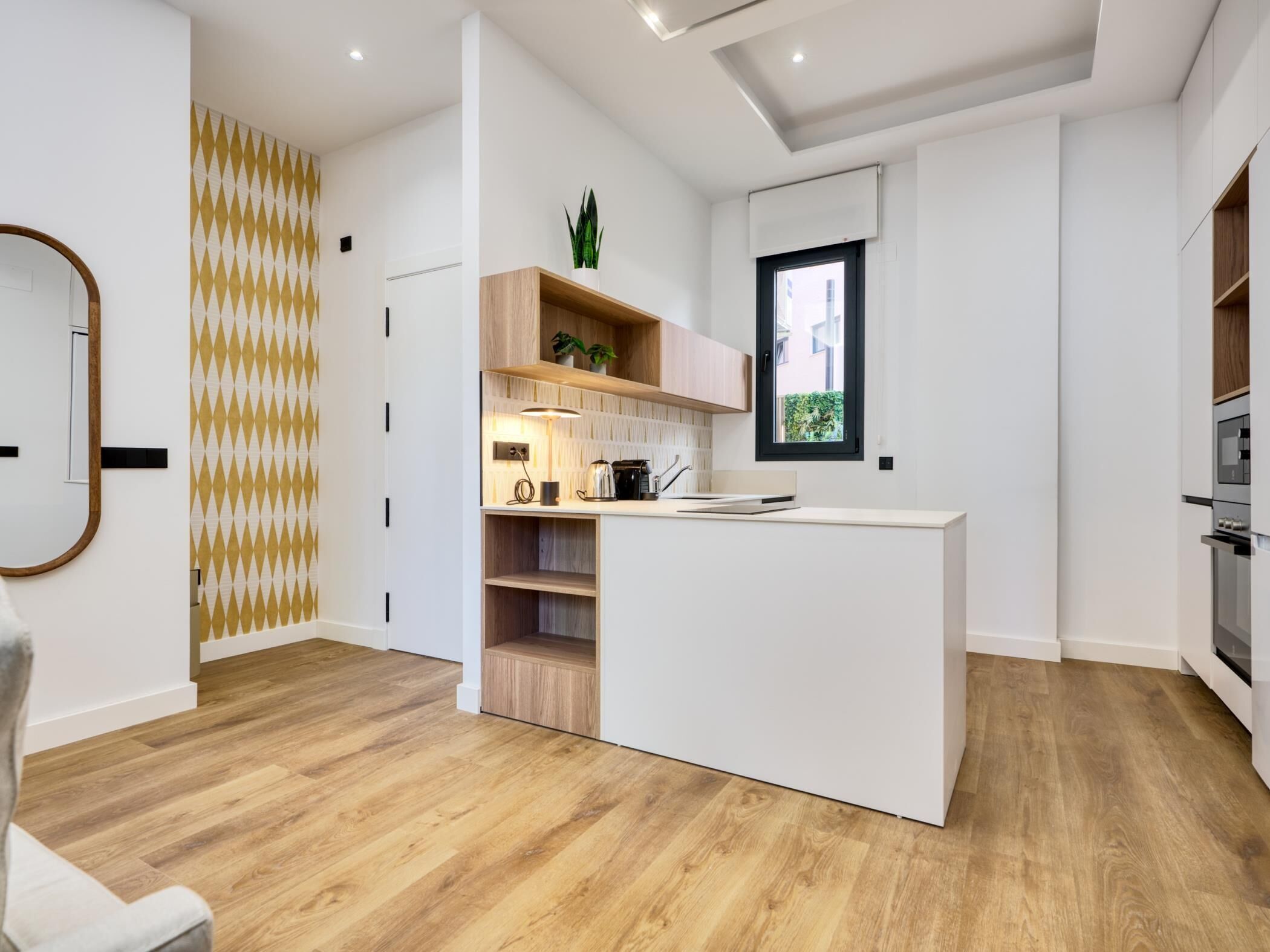 Een koelkast, een magnetron, een oven, een vaatwasser