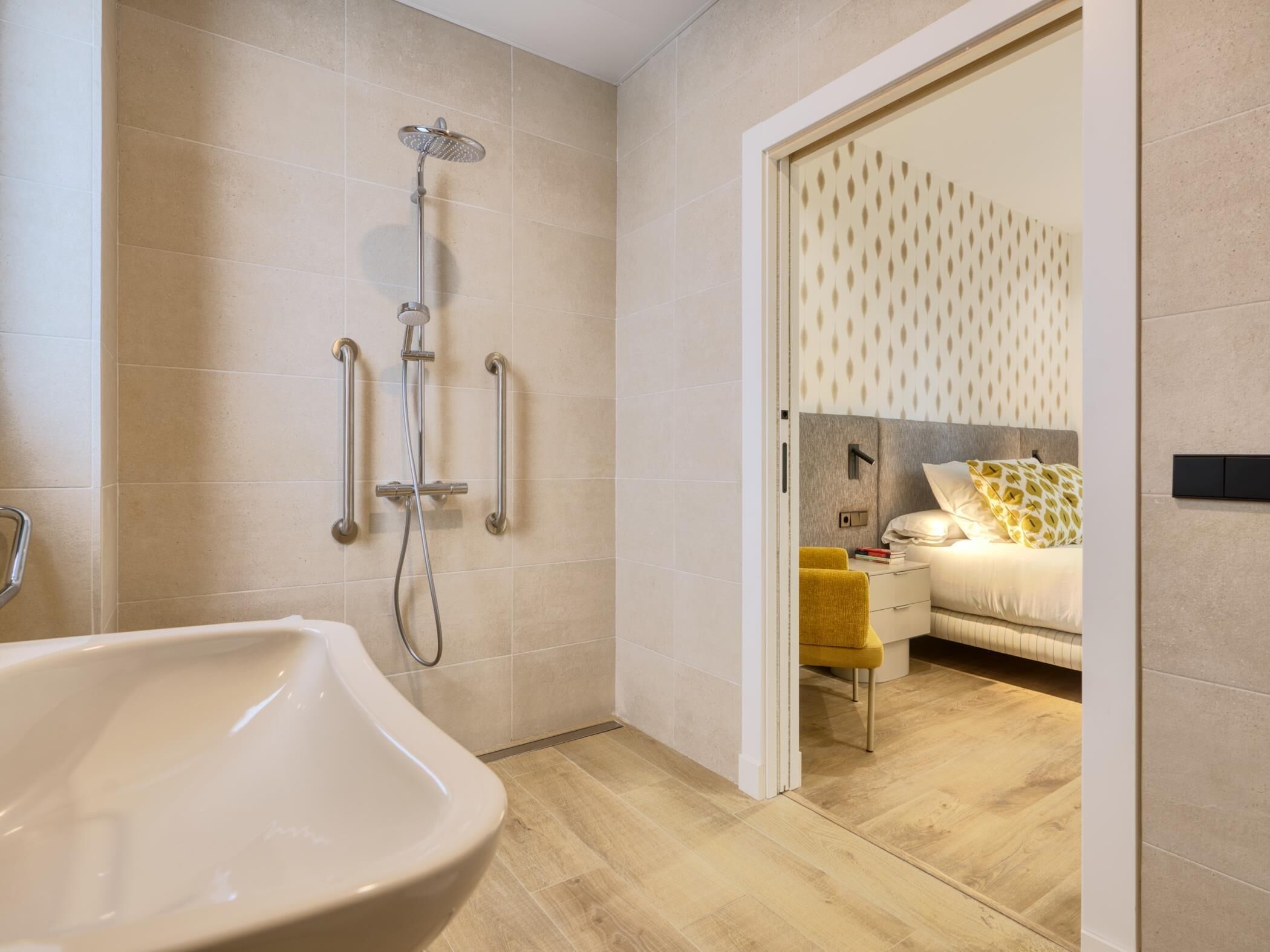 Een douche, een haardroger, handdoeken