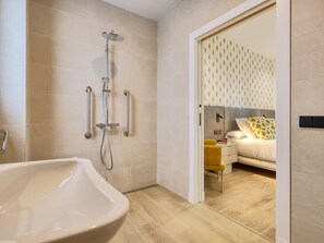 Shower, hair dryer, towels