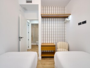Tabla de planchar con plancha, Internet, ropa de cama