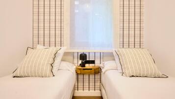 2 bedrooms, iron/ironing board, internet, bed sheets