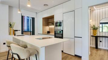 Geladeira, micro-ondas, fogão, lava-louças