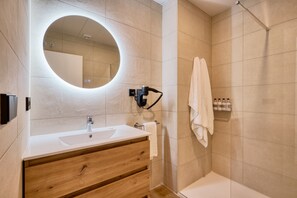 Douche, sèche-cheveux, serviettes fournies, savon