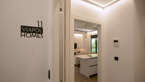 Un interior moderno con un cartel que dice "VIAPOL HOMES".