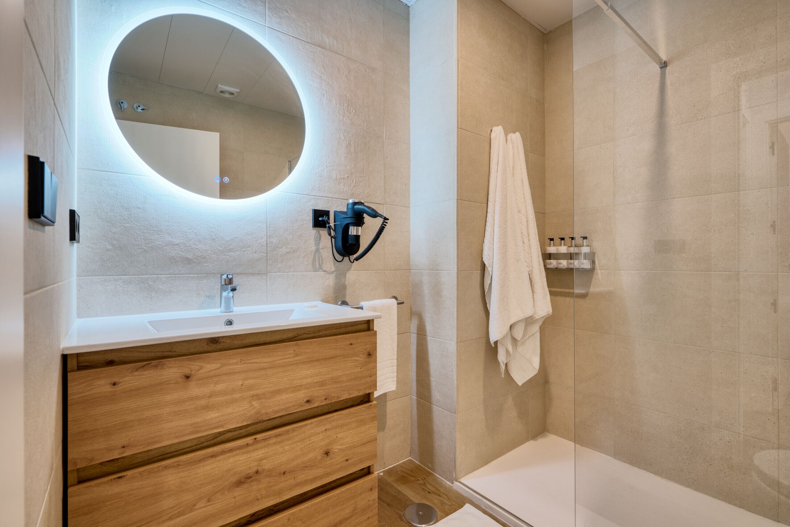 Een douche, een haardroger, handdoeken, zeep
