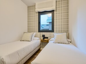 2 bedrooms, iron/ironing board, internet, bed sheets