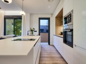 Fridge, microwave, oven, dishwasher - Modern 2BR Apt with Terrace & Free Parking (Sevilla)