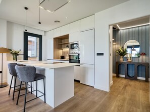 Kühlschrank, Mikrowelle, Ofen, Geschirrspüler