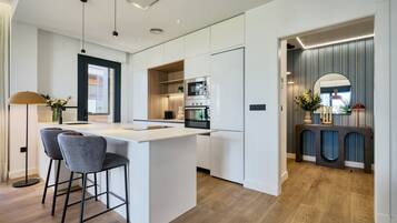 Réfrigérateur, micro-ondes, four, plaque de cuisson