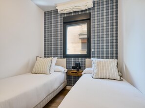 مكواة/لوح كي وخدمة الإنترنت وملاءات أسرّة