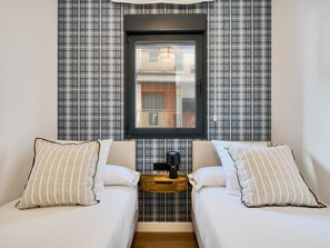 2 bedrooms, iron/ironing board, Internet, bed sheets