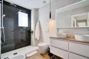 Shower, hair dryer, towels, soap - Chic 2BR Escape w/ Terrace & Parking (Sevilla)