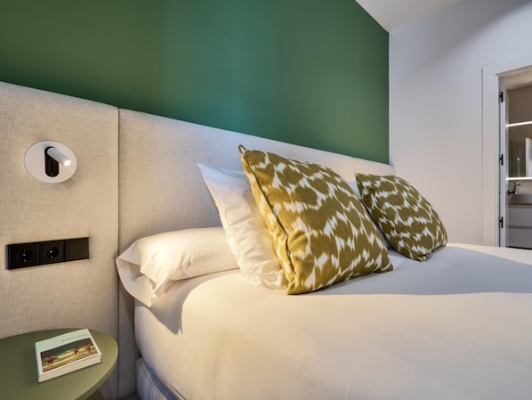 Iron/ironing board, Internet, bed sheets