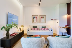 TV - Chic 2BR Escape w/ Terrace & Parking (Sevilla)