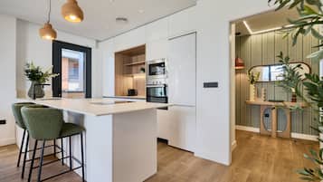 Een koelkast, een magnetron, een oven, een vaatwasser