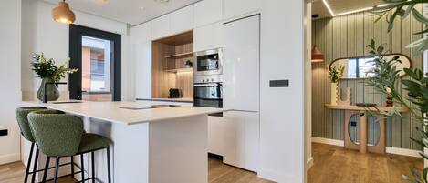 Réfrigérateur, four à micro-ondes, un four, lave-vaisselle