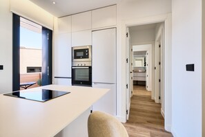 Réfrigérateur, four à micro-ondes, un four, lave-vaisselle