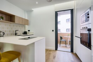 Kühlschrank, Mikrowelle, Ofen, Geschirrspüler