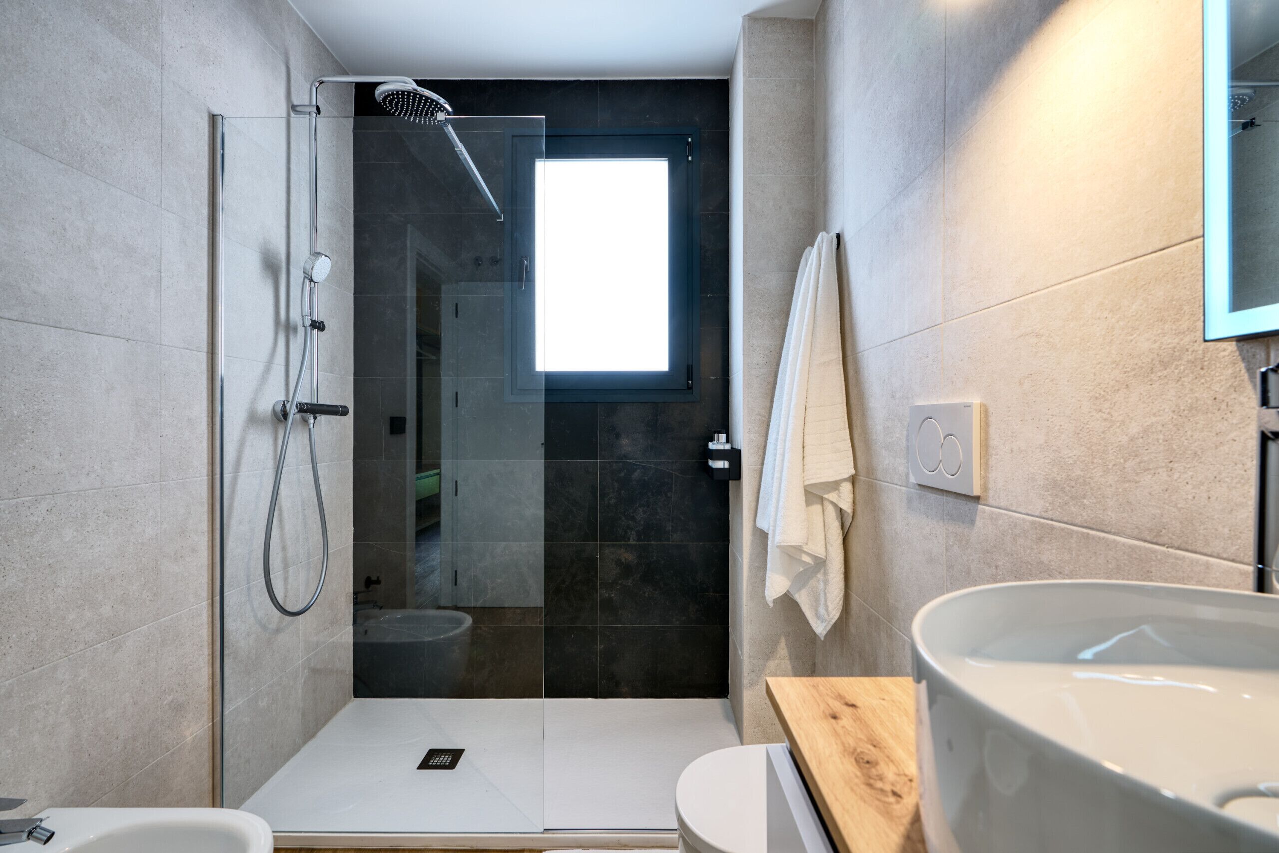 Een douche, een haardroger, handdoeken, zeep
