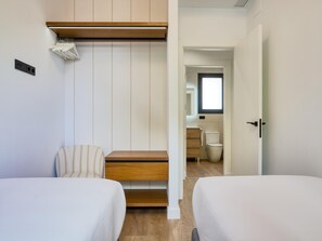 Iron/ironing board, internet, bed sheets