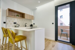 Fridge, microwave, oven, dishwasher - Comfortable 2BR Apt + Balcony & Free Parking (Sevilla)