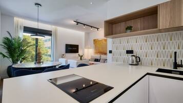 Een koelkast, een magnetron, een oven, een kookplaat