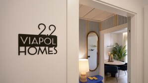 Un corridoio con un cartello che indica '22 VIAPOL HOMES'.