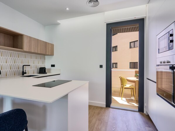 Kühlschrank, Mikrowelle, Ofen, Geschirrspüler