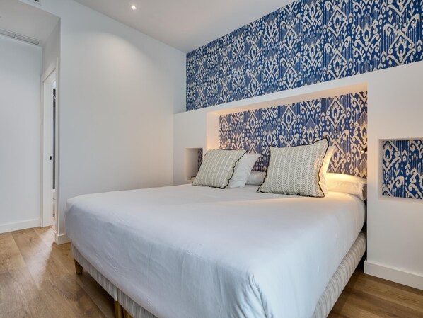 Iron/ironing board, Internet, bed sheets